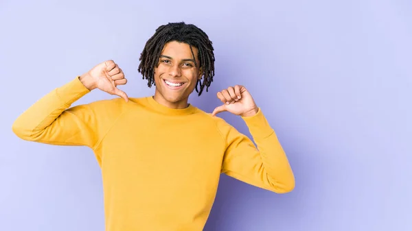 Νεαρός Μαύρος Άνδρας Φορώντας Rasta Χτένισμα Αισθάνεται Υπερήφανος Και Αυτοπεποίθηση — Φωτογραφία Αρχείου