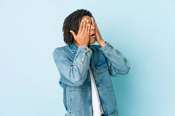 Junger Schwarzer Mann Trägt Jeansjacke Die Augen Mit Händen Bedeckt — Stockfoto