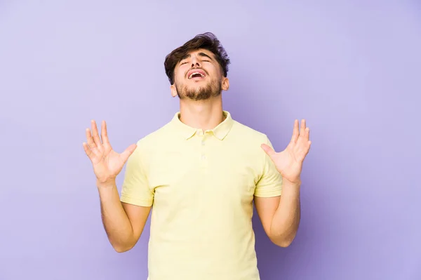 Joven Árabe Aislado Sobre Fondo Púrpura Gritando Cielo Mirando Hacia — Foto de Stock