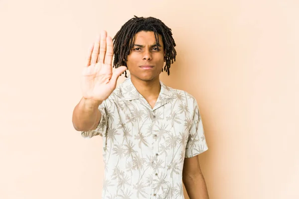Jonge Afro Amerikaanse Rasta Man Met Uitgestrekte Hand Die Stopteken — Stockfoto