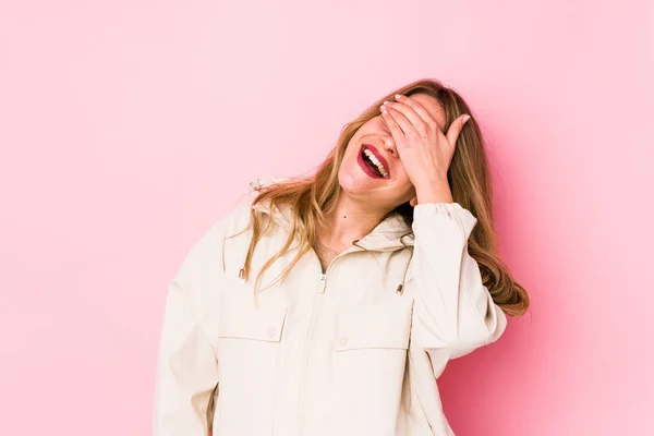 Joven Mujer Caucásica Aislada Sobre Fondo Rosa Ríe Alegremente Manteniendo — Foto de Stock