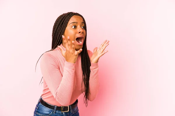 Mladá Africká Američanka Izolovaná Růžovém Pozadí Hlasitě Křičí Oči Otevřené — Stock fotografie