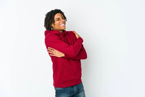 Genç Afro Amerikan Rasta Adamı Sarılıyor Kaygısız Mutlu Gülümsüyor — Stok fotoğraf