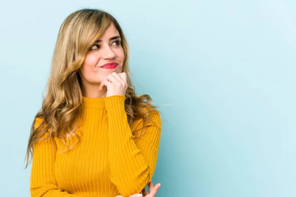 Young Blonde Caucasian Woman Relaxed Thinking Something Looking Copy Space — Stock Photo, Image