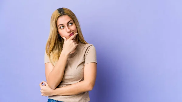 Jeune Femme Blonde Isolée Sur Fond Violet Pensant Levant Les — Photo