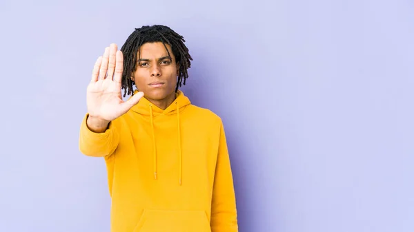 Młody Afroamerykanin Rasta Człowiek Stoi Wyciągniętą Ręką Pokazując Znak Stopu — Zdjęcie stockowe