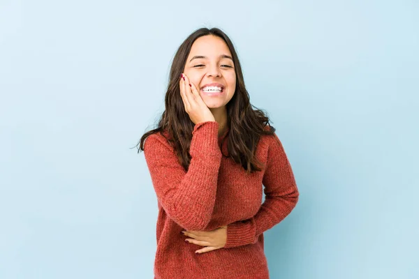Jong Gemengd Ras Hispanic Vrouw Geïsoleerd Lacht Gelukkig Heeft Plezier — Stockfoto