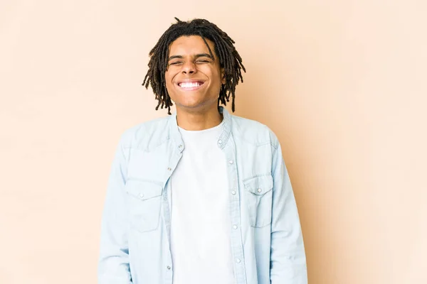 Junger Afrikanisch Amerikanischer Rastamann Lacht Und Schließt Die Augen Fühlt — Stockfoto