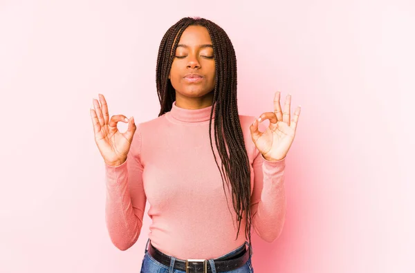 Jonge Afrikaanse Amerikaanse Vrouw Geïsoleerd Een Roze Achtergrond Ontspant Hard — Stockfoto