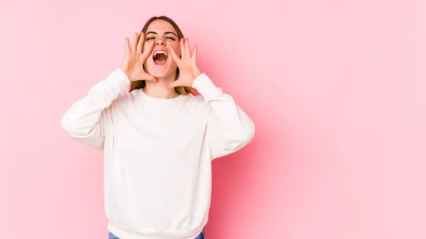 Pembe Arka Planda Izole Edilmiş Beyaz Bir Kadın Heyecanlı Bir — Stok fotoğraf