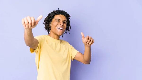 Νεαρός Αφροαμερικάνος Ραστάς Σηκώνει Τους Αντίχειρες Ψηλά Χαμογελώντας Και Έχοντας — Φωτογραφία Αρχείου