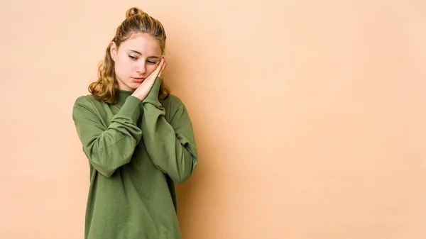 Jonge Kaukasische Vrouw Geïsoleerd Beige Achtergrond Geeuwen Tonen Een Moe — Stockfoto