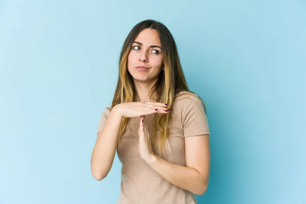 青い背景に孤立した若い白人女性がタイムアウトジェスチャーを示す — ストック写真