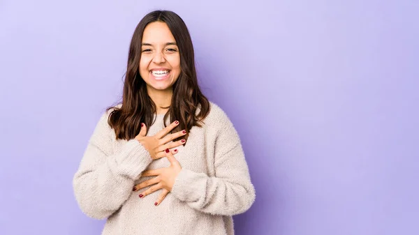 Jovem Mista Hispânica Mulher Isolada Alegremente Diverte Mantendo Mãos Estômago — Fotografia de Stock