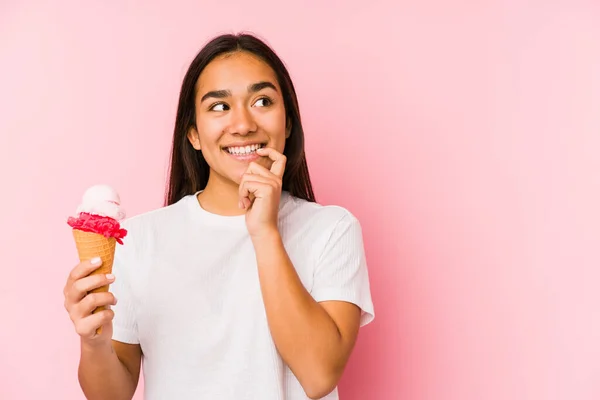 Jonge Aziatische Vrouw Met Een Ijsje Geïsoleerd Ontspannen Denken Iets — Stockfoto