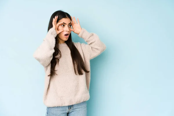 Mujer India Joven Aislada Sobre Fondo Azul Manteniendo Los Ojos — Foto de Stock