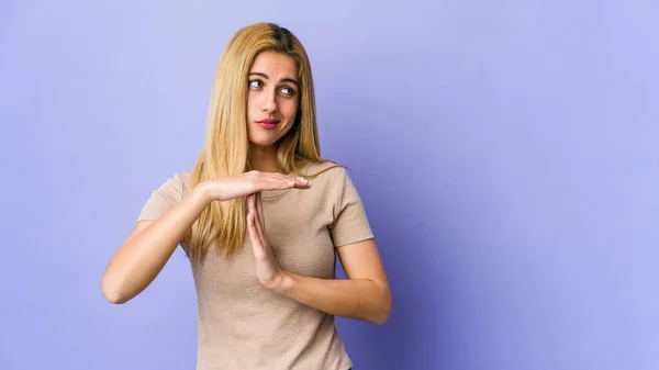 Mujer Rubia Joven Aislada Sobre Fondo Púrpura Mostrando Gesto Tiempo — Foto de Stock