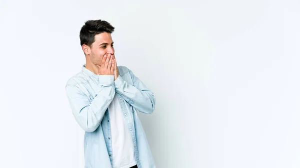 Giovane Uomo Caucasico Isolato Sfondo Bianco Ridere Qualcosa Coprendo Bocca — Foto Stock