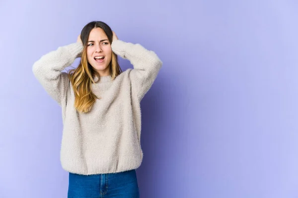 Mujer Joven Caucásica Aislada Sobre Fondo Púrpura Cubriendo Las Orejas — Foto de Stock