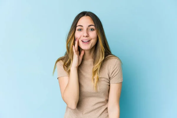 Jonge Blanke Vrouw Geïsoleerd Blauwe Achtergrond Schreeuwt Luid Houdt Ogen — Stockfoto