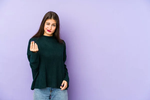 Jovem Caucasiano Mulher Isolado Roxo Fundo Mostrando Que Ela Não — Fotografia de Stock