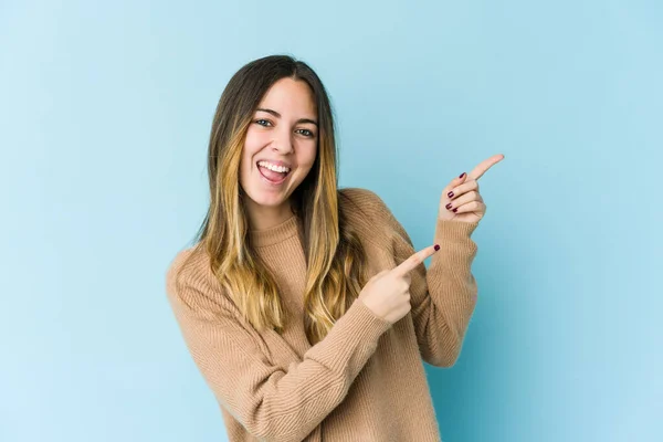 Mulher Caucasiana Jovem Isolado Fundo Azul Apontando Com Dedos Indicador — Fotografia de Stock