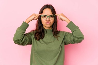 Genç melez İspanyol kadın bir göreve odaklanmış, işaret parmaklarını işaret ediyor..