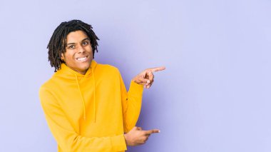 Genç Afro-Amerikan Rasta adamı işaret parmağıyla fotokopi çekerken şok oldu..