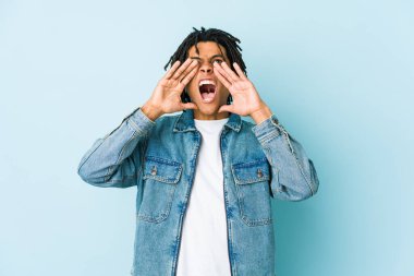 Kot ceket giyen genç siyah adam heyecanla bağırıyor..