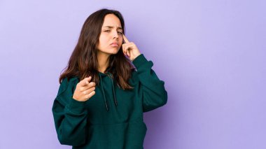 Latin kökenli genç bir kadın tapınağı işaret ediyor, düşünüyor ve bir göreve odaklanıyor..