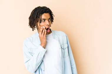 Genç Afrikalı Amerikalı Rasta adam gördüğü bir şey yüzünden şoka uğruyor..