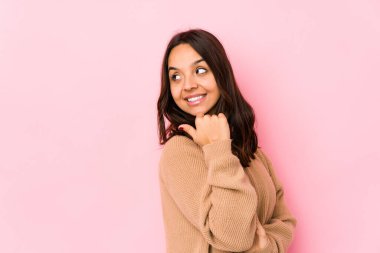 Genç, melez, İspanyol bir kadın parmak kadar uzakta, gülerek ve kaygısız bir şekilde izole edilmiş..