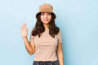 Genç, melez İspanyol kadın, tebessüm ederek beş numarayı parmaklarıyla izole etti..