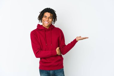 Genç Afrikalı Amerikalı Rasta bir avuç içinde fotokopi çeken ve belinde başka bir el tutan adam..