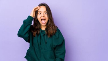 Genç melez İspanyol kadın izole edilmiş yüksek sesle bağırıyor, gözleri açık ve elleri gergin tutuyor..