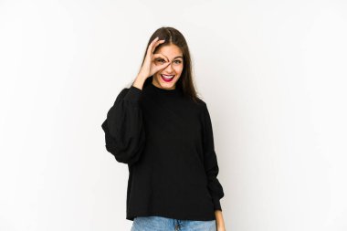 Beyaz arka planda izole edilmiş beyaz bir kadın heyecanlı..