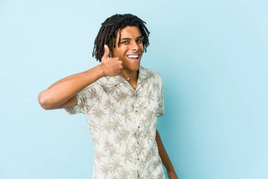 Genç Afrikalı Amerikalı Rasta adam cep telefonu hareketini parmaklarıyla gösteriyor..