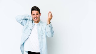 Beyaz arka planda izole edilmiş genç beyaz bir adam öfkeyle bağırıyor..