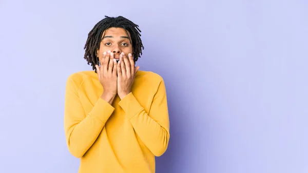 Jovem Negro Vestindo Penteado Rasta Chocado Cobrindo Boca Com Mãos — Fotografia de Stock