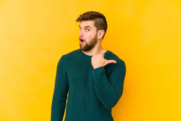 Joven Hombre Caucásico Aislado Puntos Amarillos Fondo Con Dedo Pulgar —  Fotos de Stock