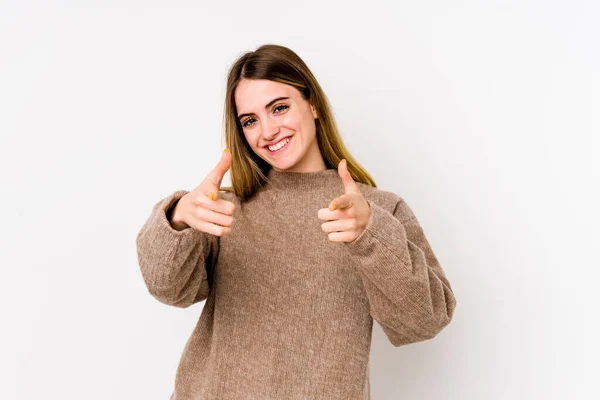 Mujer Joven Caucásica Aislada Sobre Fondo Blanco Apuntando Hacia Delante — Foto de Stock