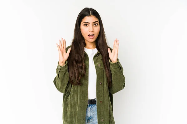 Jonge Indiaanse Vrouw Geïsoleerd Paarse Achtergrond Vieren Van Een Overwinning — Stockfoto