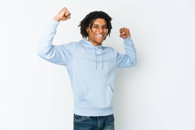 Genç Afrikalı Amerikalı Rasta adam güçlü bir jest yapıyor, kadınsı gücün sembolü.