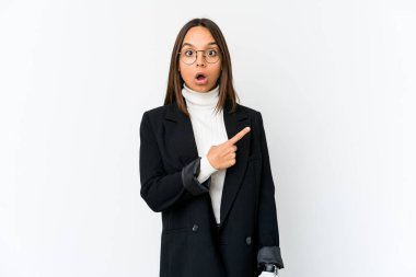 Genç melez iş kadını beyaz arka planda izole edilmiş.