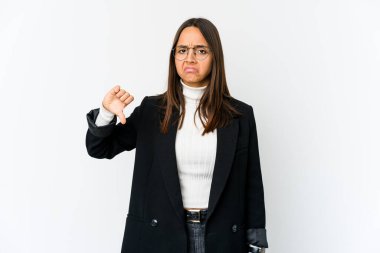 Beyaz arka planda izole edilmiş genç melez iş kadını baş parmağını aşağı gösteriyor, hayal kırıklığı konsepti.