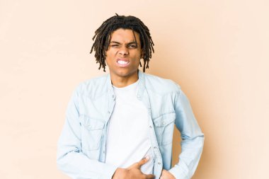 Genç Afrikalı Amerikalı Rasta adamın karaciğeri ağrıyor, karnı ağrıyor..