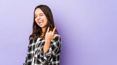 Genç melez İspanyol kadın parmaklarıyla taş hareketi yapıyor.