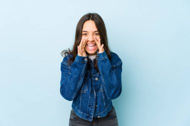 Genç, Latin kökenli bir kadın, dedikodu yapıp, bir şeyleri ihbar ediyor..