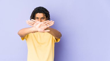 Genç Afrikalı Amerikalı Rasta adam inkar jesti yapıyor.