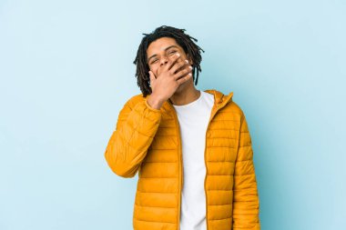 Genç melez adam gülüyor mutlu, kaygısız, doğal duygu.